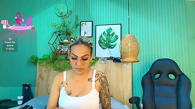 Snapshot of yessila_parker chatting on December 20, 4:58 pm yessila parker online show from December 20, 4:58 pm