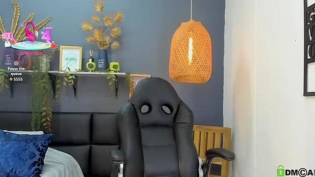 Snapshot of yessila_parker chatting on January 15, 10:42 am yessila parker online show from January 15, 10:42 am