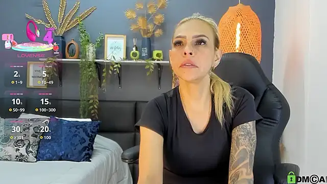 Snapshot of yessila_parker chatting on January 16, 10:41 am yessila parker online show from January 16, 10:41 am