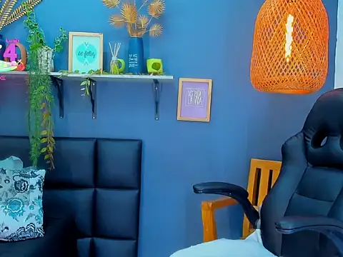 Snapshot of yessila_parker chatting on February 3, 10:20 am yessila parker online show from February 3, 10:20 am