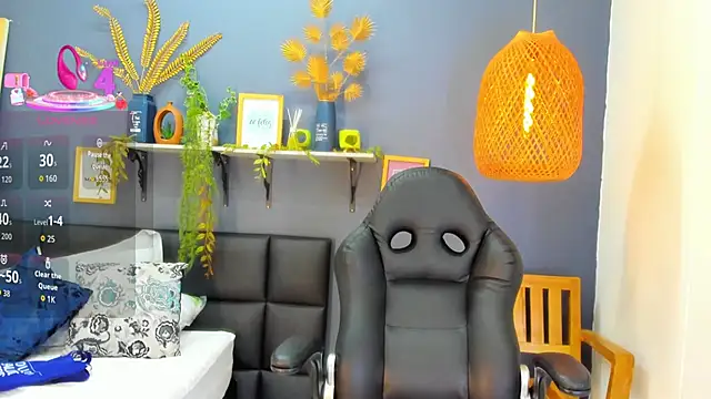 Snapshot of yessila_parker chatting on February 9, 10:19 am yessila parker online show from February 9, 10:19 am