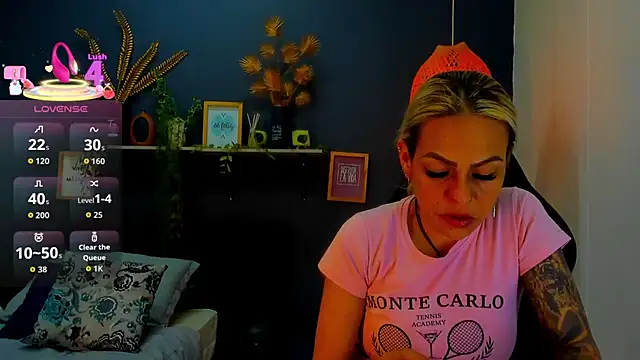 Snapshot of yessila_parker chatting on February 12, 9:59 am yessila parker online show from February 12, 9:59 am