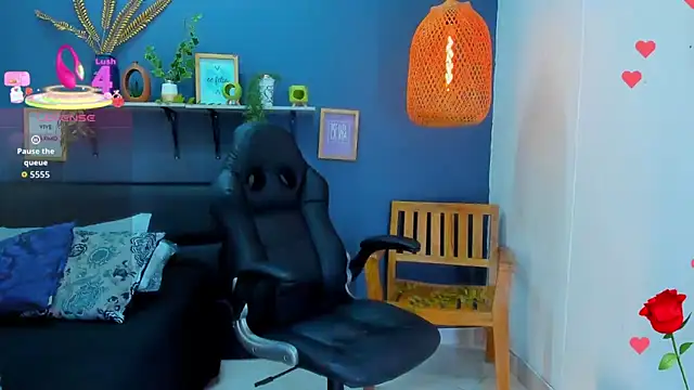 Snapshot of yessila_parker chatting on February 19, 10:00 am yessila parker online show from February 19, 10:00 am