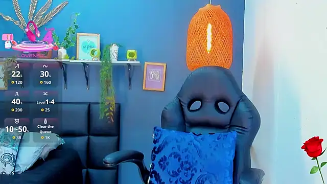 Snapshot of yessila_parker chatting on February 23, 10:01 am yessila parker online show from February 23, 10:01 am