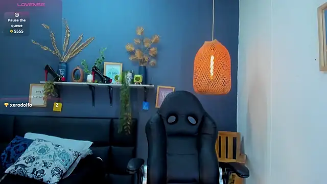 Snapshot of yessila_parker chatting on February 27, 9:53 am yessila parker online show from February 27, 9:53 am