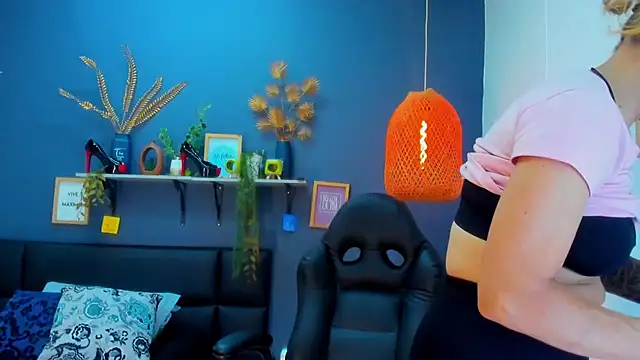 Snapshot of yessila_parker chatting on February 28, 9:54 am yessila parker online show from February 28, 9:54 am