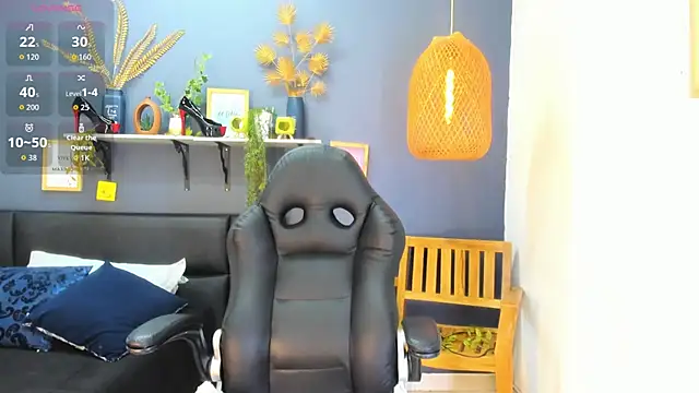 Snapshot of yessila_parker chatting on March 2, 9:38 am yessila parker online show from March 2, 9:38 am