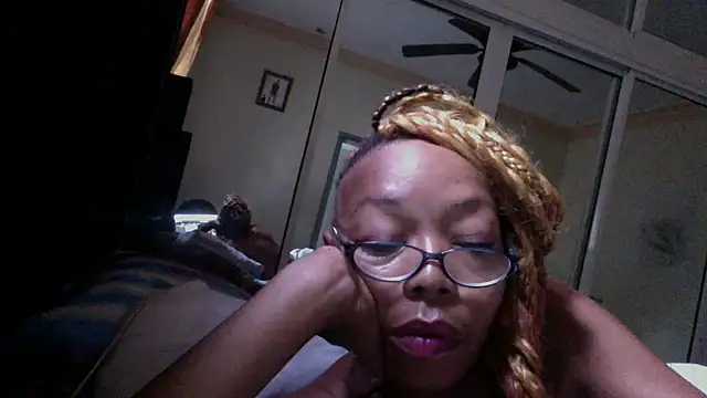 Snapshot of Ladyzee25 chatting on October 17, 1:03 pm Ladyzee25 online show from October 17, 1:03 pm