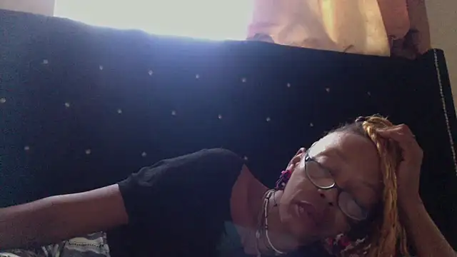 Snapshot of Ladyzee25 chatting on October 21, 2:29 pm Ladyzee25 online show from October 21, 2:29 pm