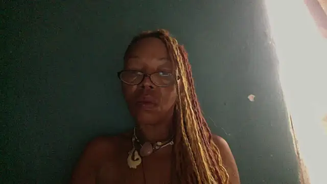 Snapshot of Ladyzee25 chatting on October 24, 12:56 pm Ladyzee25 online show from October 24, 12:56 pm