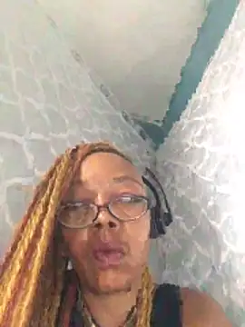 Snapshot of Ladyzee25 chatting on October 27, 3:38 pm Ladyzee25 online show from October 27, 3:38 pm