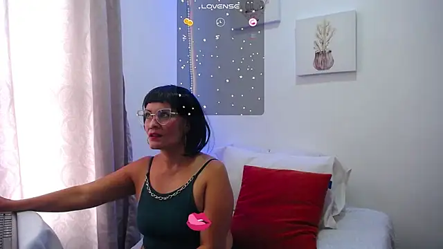 Snapshot of CarolinneFiotti chatting on March 14, 6:29 pm CarolinneFiotti online show from March 14, 6:29 pm