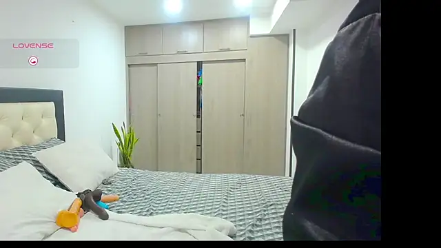 Snapshot of CarolinneFiotti chatting on October 1, 2:56 pm CarolinneFiotti online show from October 1, 2:56 pm