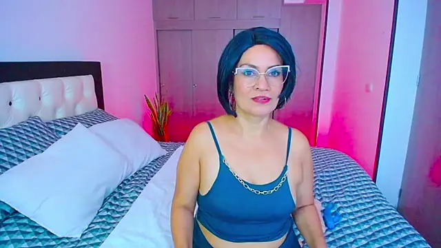 Snapshot of CarolinneFiotti chatting on October 2, 1:51 pm CarolinneFiotti online show from October 2, 1:51 pm