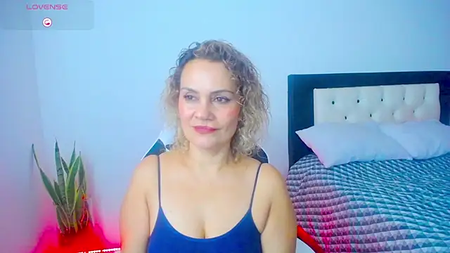 Snapshot of CarolinneFiotti chatting on October 20, 2:28 pm CarolinneFiotti online show from October 20, 2:28 pm