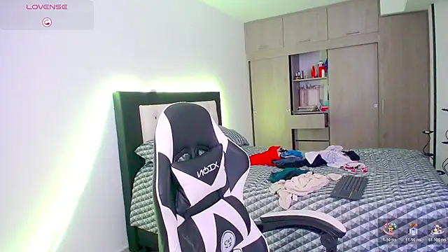 Snapshot of CarolinneFiotti chatting on November 25, 2:28 pm CarolinneFiotti online show from November 25, 2:28 pm