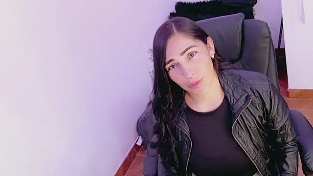 Snapshot of luna_lgomez_ chatting on April 18, 1:37 pm luna lgomez online show from April 18, 1:37 pm