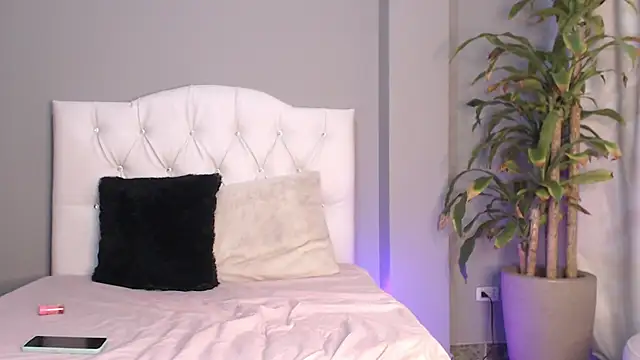 fernandaqueens online show from March 6, 3:02 pm