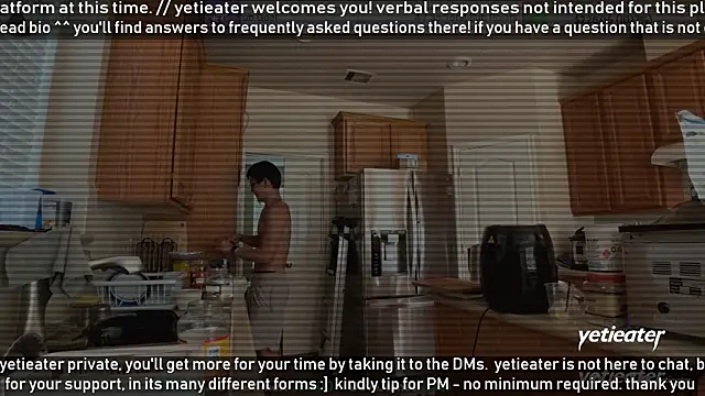 Snapshot of yetieater chatting on April 24, 4:20 pm yetieater online show from April 24, 4:20 pm