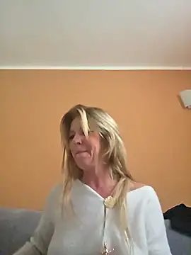 Snapshot of Melody73 chatting on November 10, 10:25 am Melody73 online show from November 10, 10:25 am