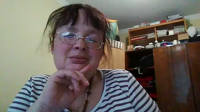 Queen-Elizabeth-25 online show from March 4, 3:48 pm