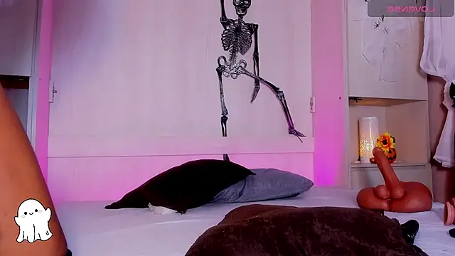 Snapshot of BeverlySteel chatting on October 8, 4:21 am BeverlySteel online show from October 8, 4:21 am