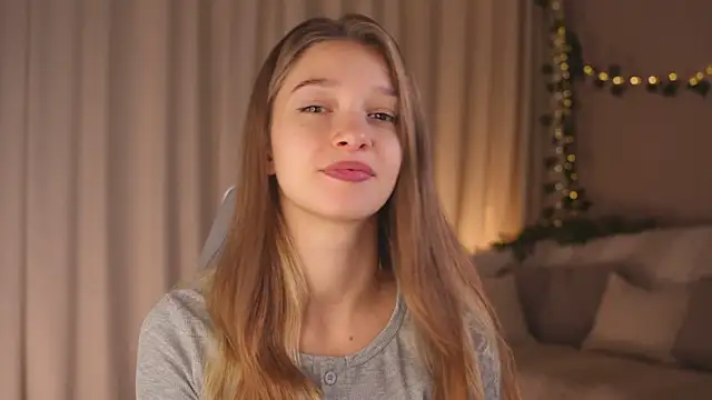 Snapshot of UdelaHathorne chatting on October 11, 3:54 pm UdelaHathorne online show from October 11, 3:54 pm