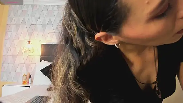 Snapshot of LiliJensen chatting on November 18, 7:18 pm LiliJensen online show from November 18, 7:18 pm