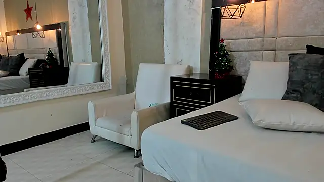 Snapshot of LiliJensen chatting on December 2, 8:15 pm LiliJensen online show from December 2, 8:15 pm