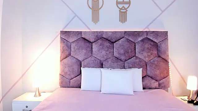 aurora collinss  online show from November 23, 1:00 pm