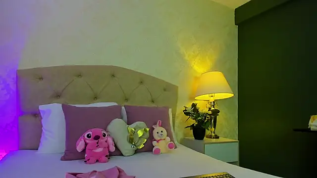 Mia Montess online show from April 8, 1:11 pm