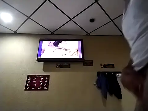 Snapshot of karlossan24 chatting on February 15, 9:33 pm karlossan24 online show from February 15, 9:33 pm