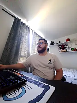 Snapshot of Edmund98 chatting on September 27, 6:02 pm Edmund98 online show from September 27, 6:02 pm