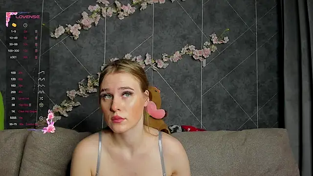 Snapshot of EvaTheHeart chatting on November 12, 2:12 am EvaTheHeart online show from November 12, 2:12 am