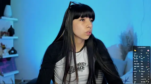 Snapshot of Saraa_Desiree chatting on December 17, 10:49 pm Saraa Desiree online show from December 17, 10:49 pm