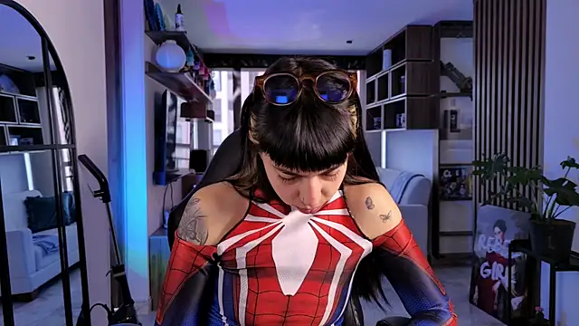 Saraa Desiree online show from April 7, 2:17 pm