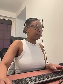 Melia Rayne online show from April 9, 9:15 am