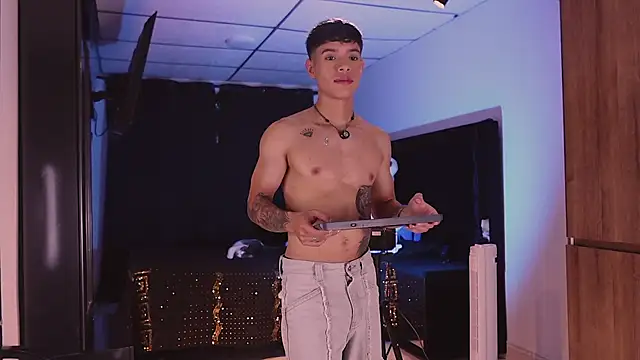 Snapshot of ErosKhaos chatting on October 19, 10:54 pm ErosKhaos online show from October 19, 10:54 pm