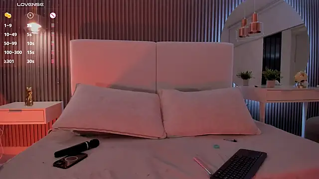 Snapshot of Zoewhitte chatting on December 1, 11:59 am Zoewhitte online show from December 1, 11:59 am