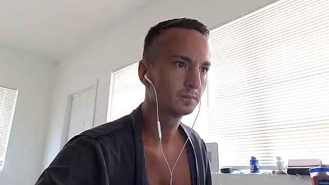Snapshot of TheDaddy005 chatting on June 19, 6:01 pm TheDaddy005 online show from June 19, 6:01 pm