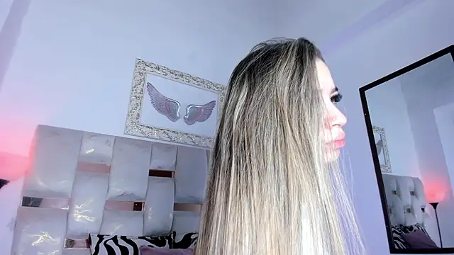 Snapshot of Lola_Blondie chatting on December 18, 1:17 pm Lola Blondie online show from December 18, 1:17 pm