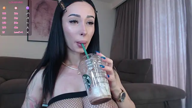 Snapshot of reinakylie chatting on June 3, 8:06 am reinakylie online show from June 3, 8:06 am