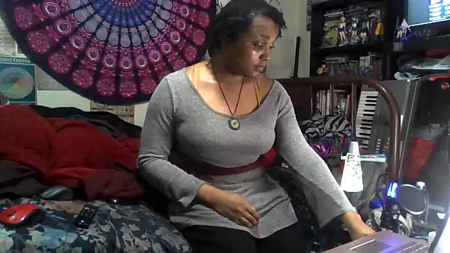 Snapshot of GardeniaFields chatting on November 18, 5:12 am GardeniaFields online show from November 18, 5:12 am