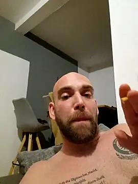 Snapshot of Smokeym123 chatting on March 14, 2:10 am Smokeym123 online show from March 14, 2:10 am