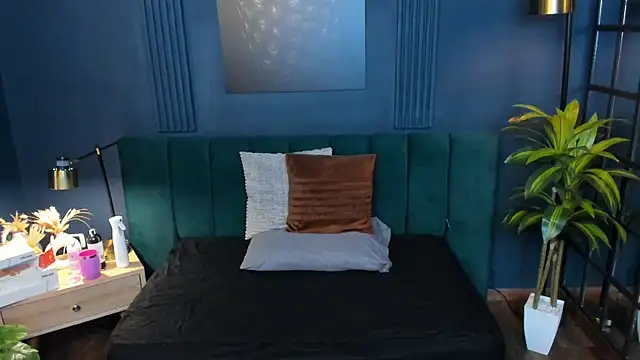 Snapshot of roxy_hell chatting on December 18, 12:33 pm roxy hell online show from December 18, 12:33 pm