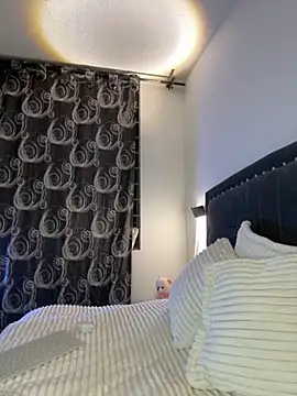 Lilith Thompson online show from October 16, 4:24 am