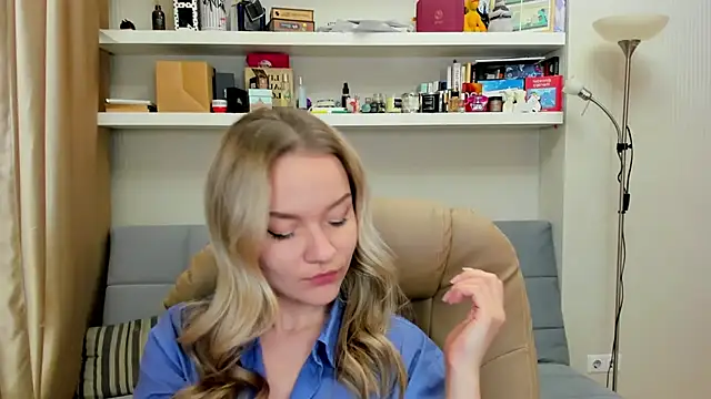 Kara Smith  online show from December 5, 10:12 pm