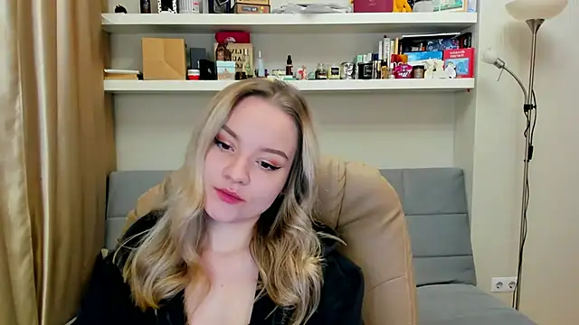 Kara Smith  online show from December 12, 11:03 pm