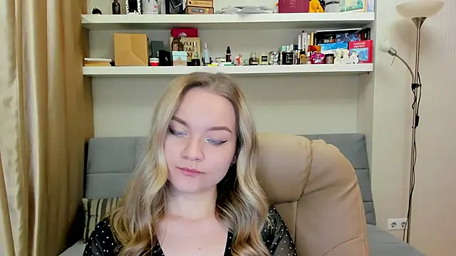 Kara Smith  online show from December 13, 10:13 pm