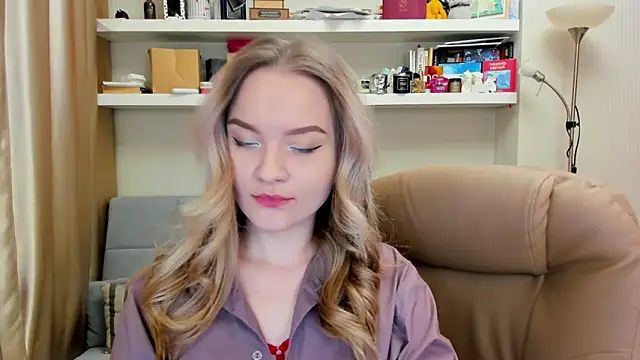 Kara Smith  online show from February 4, 10:45 pm